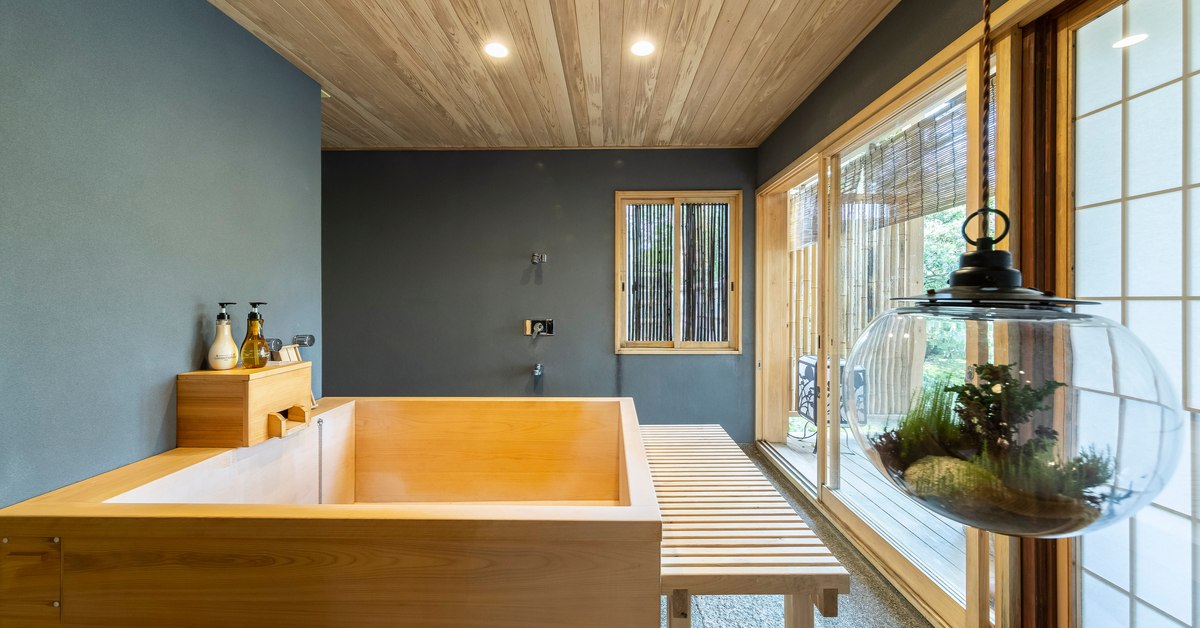 The wooden tub in Asian style